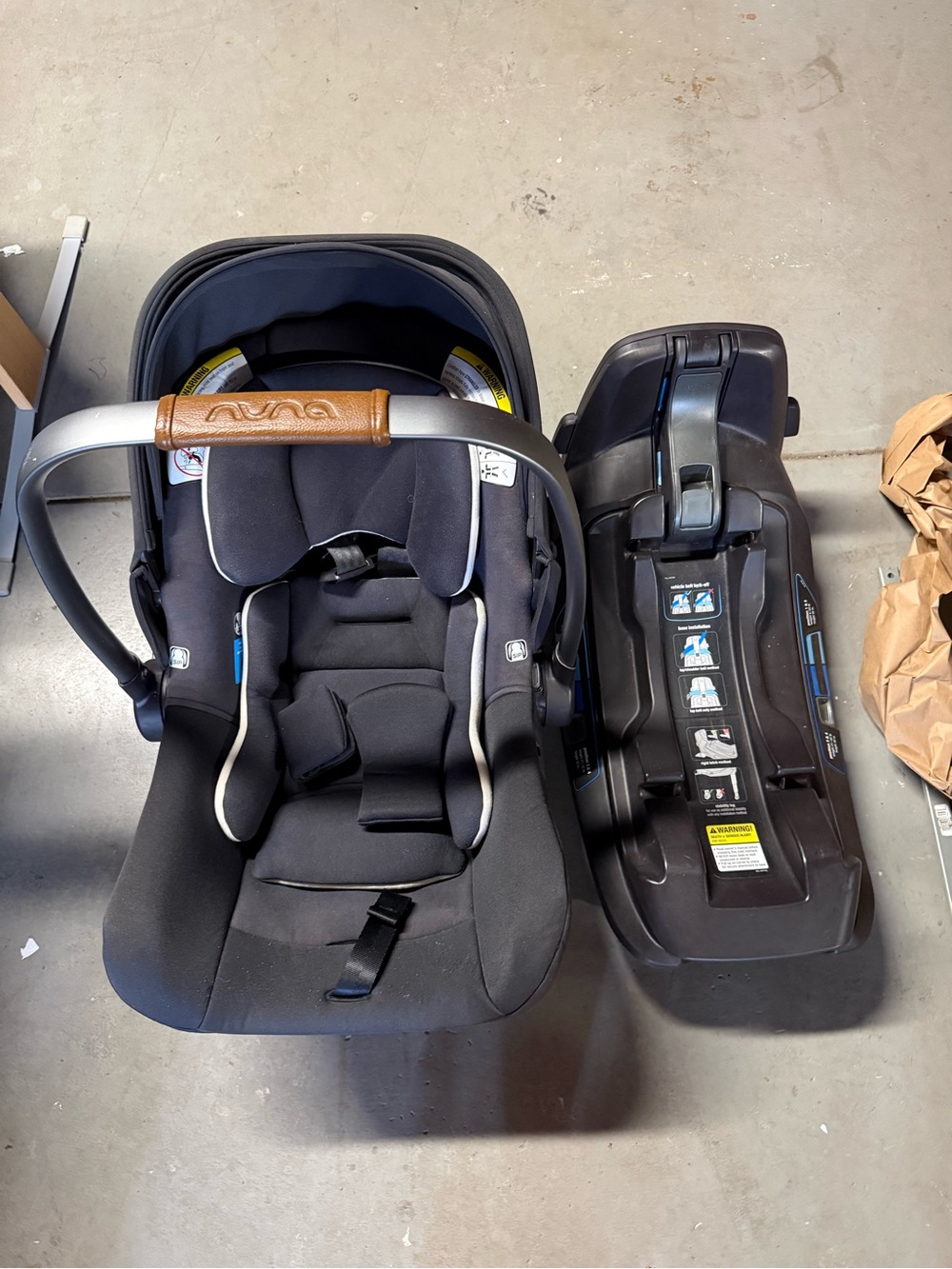 Nuna PIPA Lite R Infant Car Seat with Base & Infant Inserts - Black - EUC